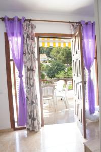 an open door with purple curtains in a room at Playa Las Fuentes Bello LUXURY Apartament Pp2 PET in Alcossebre
