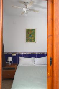 a bedroom with a bed and a ceiling at Playa Las Fuentes Bello LUXURY Apartament Pp2 PET in Alcossebre