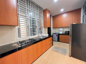 Virtuvė arba virtuvėlė apgyvendinimo įstaigoje Muaz Homestay Bangi Avenue