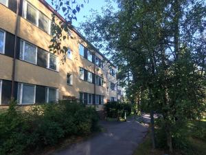 apartamentowiec z drzewem obok ulicy w obiekcie Apartment in Tapiola w mieście Espoo
