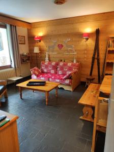 a living room with a couch and a table at Appartement Morzine 1000 - 6 pers in Morzine