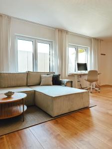 - un salon avec un lit et un canapé dans l'établissement MELLoWY 10 Min bis zur Messe KA, à Rheinstetten