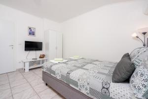 1 dormitorio con 1 cama y TV de pantalla plana en Nina, en Crikvenica