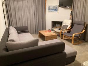 un soggiorno con divano e tavolo di Mélèzes R-S MOUNTAIN & SKI LIFT apartements a Veysonnaz