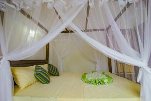 1 dormitorio con 1 cama con dosel en King Coco Villa Hikkaduwa en Galle