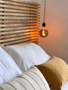 - une chambre avec un lit doté d'une lampe et d'une fenêtre dans l'établissement Loft acogedor cerca de Barcelona, à Terrassa