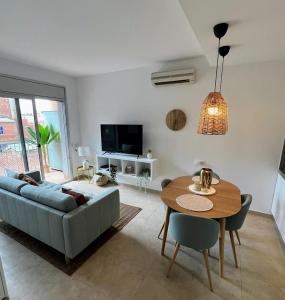 - un salon avec un canapé et une table dans l'établissement Loft acogedor cerca de Barcelona, à Terrassa