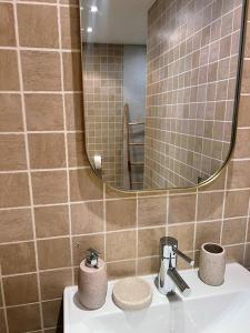 La salle de bains est pourvue d'un lavabo et d'un miroir. dans l'établissement Loft acogedor cerca de Barcelona, à Terrassa