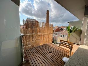 d'un balcon avec un banc et une vue sur un bâtiment. dans l'établissement Loft acogedor cerca de Barcelona, à Terrassa