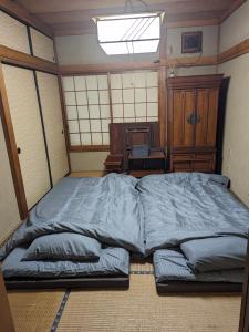 1 dormitorio con 1 cama grande en una habitación en 小江戸川越ハウス en Kawagoe