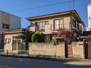 una casa al lado de una calle en 小江戸川越ハウス en Kawagoe