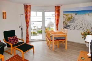 ein Wohnzimmer mit einem Esstisch und Stühlen in der Unterkunft Ferienappartement Fraenzi mit herrlichem Seeblick in Sassnitz