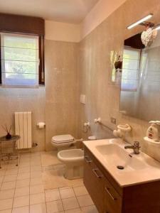 łazienka z toaletą i umywalką w obiekcie VILLA MONTESOLE w mieście Lecco