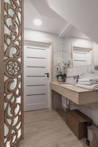 a bathroom with a sink and a mirror at Góralska Prowincja in Kościelisko