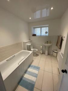 The Fiddichside Inn في أبرلور: حمام مع حوض ومرحاض ومغسلة
