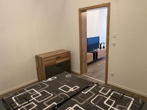 1 dormitorio con 1 cama, vestidor y TV en Bayerwaldapartment, en Viechtach