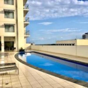 Πισίνα στο ή κοντά στο Darwin City Harbour views-Situated above the OAK Restaurant