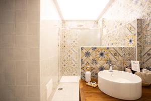La salle de bains est pourvue d'un lavabo et d'une douche. dans l'établissement Qu4ttro I Domus47 Pompei, à Pompéi
