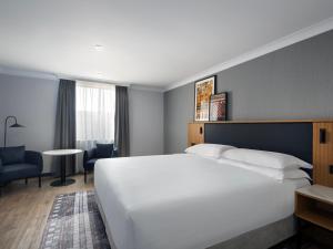 Postel nebo postele na pokoji v ubytování Edinburgh Marriott Hotel Holyrood