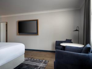 TV a/nebo společenská místnost v ubytování Edinburgh Marriott Hotel Holyrood