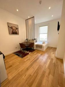1 dormitorio con mesa y 1 cama en una habitación en 208, The Kové, West Hill Road, en Bournemouth