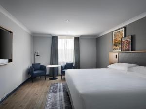 Postel nebo postele na pokoji v ubytování Edinburgh Marriott Hotel Holyrood