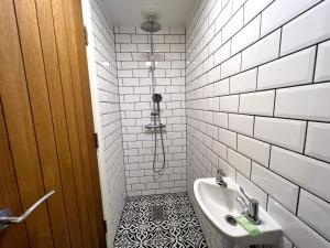y baño con lavabo y ducha. en 208, The Kové, West Hill Road, en Bournemouth