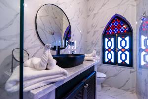 Koupelna v ubytování The Grand Riad and Spa + 34 fotografií