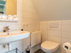 biała łazienka z umywalką i toaletą w obiekcie 2 modern apartments in the heart of Sneek w mieście Sneek