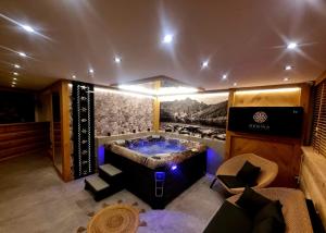 um quarto amplo com uma banheira de hidromassagem no meio em Willa Regina II Resort & SPA em Zakopane