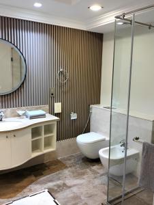 Koupelna v ubytování Pine - Beautiful Apartment With View of Palm Jumeirah
