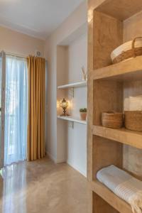 Pokój z półką na książki i oknem w obiekcie Manus Dei Exclusive Suites w mieście Pitagorio
