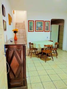 a dining room with a table and chairs in a room at Duplex Encantador in Guarapari