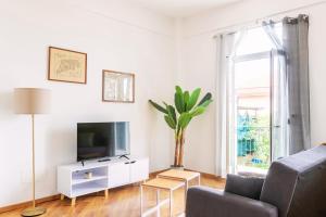 ein Wohnzimmer mit Fernseher und Sofa in der Unterkunft [Mare - Ciclabile] Giardino e Parcheggio gratuito in Sanremo