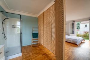 sypialnia z łóżkiem i szklaną ścianą w obiekcie Vacances révées au Pin Parasol w mieście Le Thor