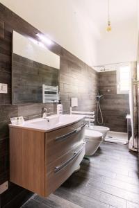 ein Badezimmer mit Waschbecken, Badewanne und Toilette in der Unterkunft [Mare - Ciclabile] Giardino e Parcheggio gratuito in Sanremo