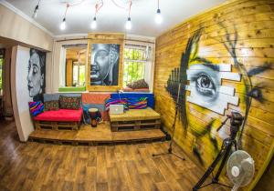 uma sala de estar com um quadro na parede em Hostel Loco em Almaty