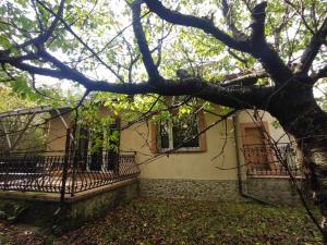 un edificio con dos ventanas y un árbol en Oaza spokoju - Szczyrk - Spacerowa 32 en Szczyrk