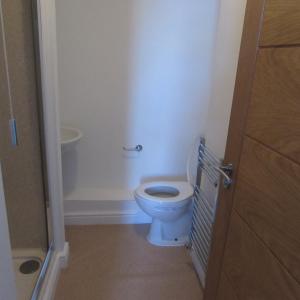 baño con aseo blanco en una habitación en Lord Nelson Hotel, en Rhymney