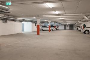 un estacionamiento vacío con coches aparcados en él en Hotel Bishops Arms Piteå, en Piteå