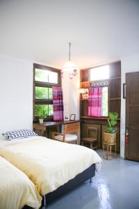Giường trong phòng chung tại Baannoi Nornmuan retreat vacation rental & workshop Chiang Mai