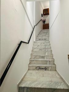 un escalier avec un panneau indiquant la famille. dans l'établissement Cozy place, à Kozani