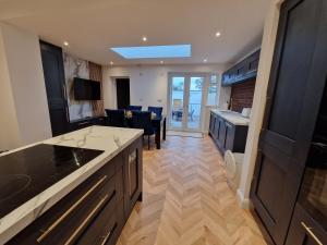 A kitchen or kitchenette at 3 Bedroom Stylish Home Merthyr