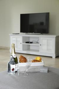einen Tisch mit einer Flasche Champagner und ein Tablett mit Brot in der Unterkunft Vakantiewoning La Cereza in Oudenaarde