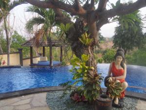 トランベンにあるVilla Omah Semarの赤いドレスの女