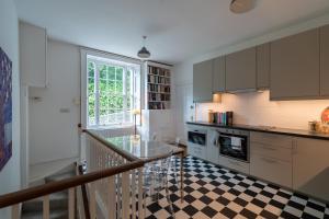巴斯的住宿－Somerset House Apartment - Charming Period 1BD，厨房铺有黑白的格子地板。