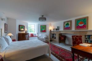 巴斯的住宿－Somerset House Apartment - Charming Period 1BD，一间卧室设有一张大床和一个壁炉
