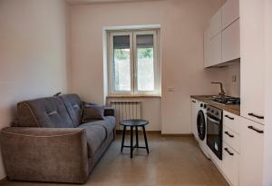 ein Wohnzimmer mit einem Sofa und einem Tisch in der Unterkunft WHITE VEIO LODGE in Rom