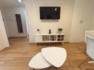 Una televisión o centro de entretenimiento en Apartamento DON MANUEL 37 fotos más