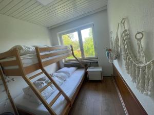 a bunk bed in a room with a window at Ferienwohnung im Obstgarten in Bad Pyrmont
